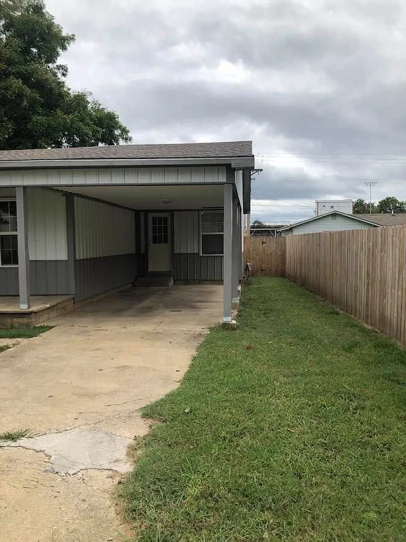 Completely Remodeled 3 Bedroom 1 Bath House-New privacy fence!! — Photo 3