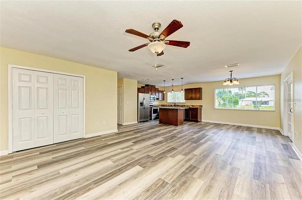 3 bed, 2.0 bath, 1343 sqft, $1,800 — Photo 2