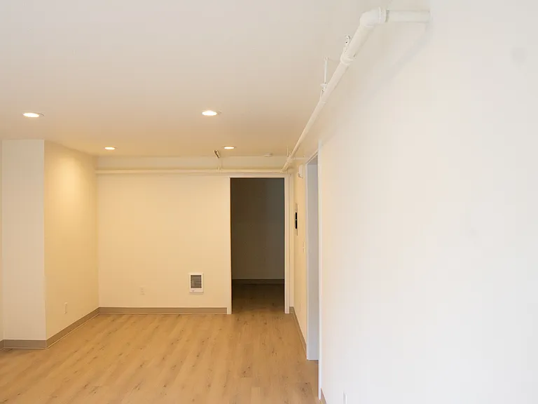 324 W King St — Photo 2