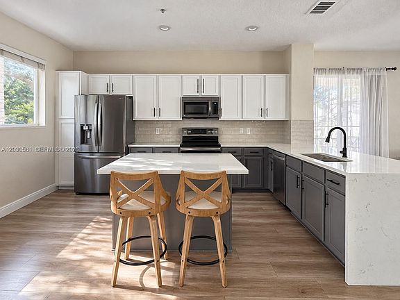 3rd image of 2913 S Greenleaf Cir