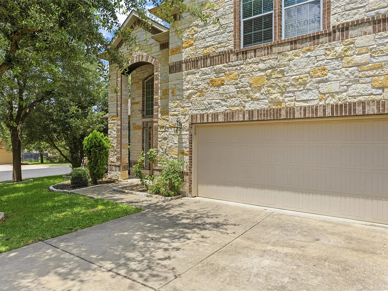 4 bed, 2.5 bath, 2909 sqft, $2,500 — Photo 4