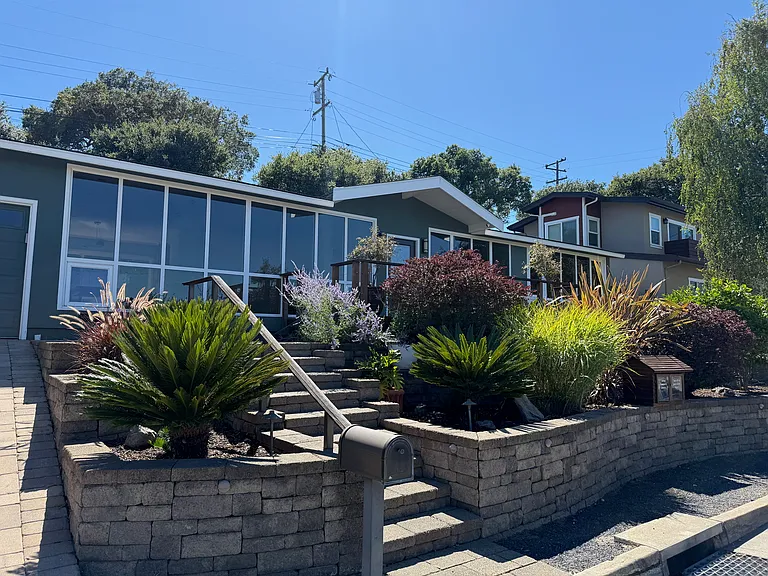 800 Buckland Ave — Photo 1