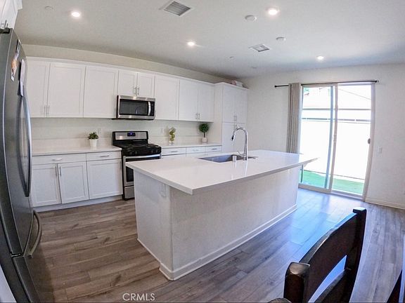 2nd image of 1002 W Buttercup Ln