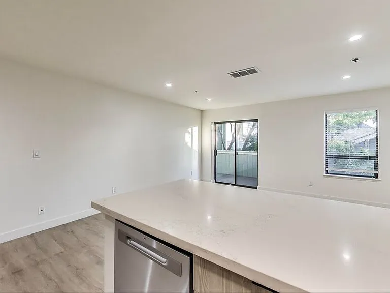 95 41st St #201 — Photo 7