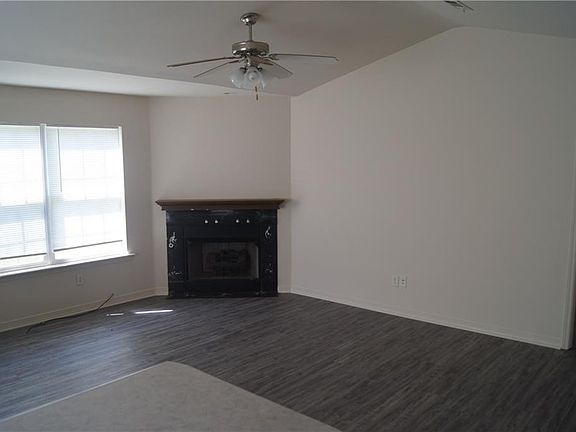 4th image of 2400 W Dogwood St