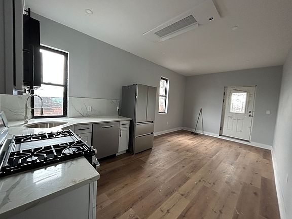 2nd image of 430 Dickinson St #3R