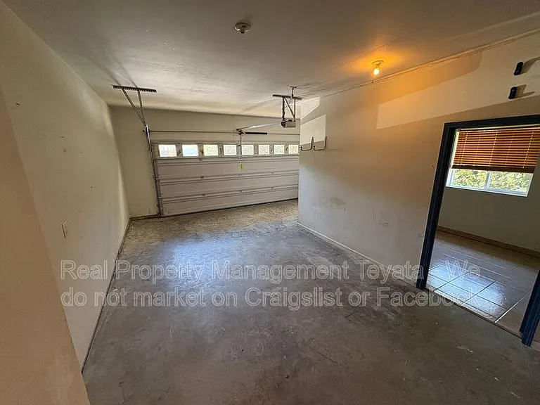 8390 Richmond Park Rd — Photo 17