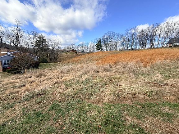 5th image of 701 Valley Dr