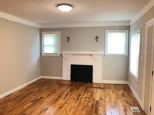 2343 Woodbine Ave — Photo 2