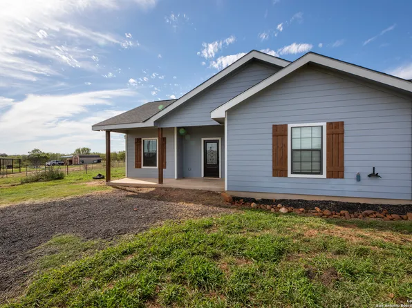 143 CR 2665, Moore, TX 78057