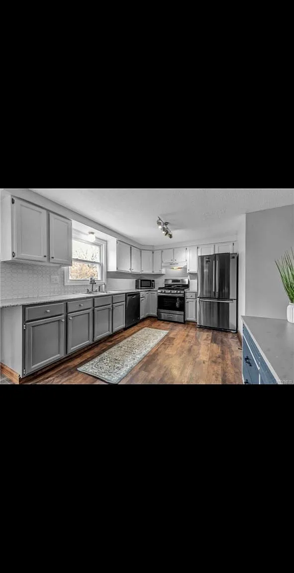 3 bed, 1.5 bath, 1570 sqft, $2,100 — Photo 1