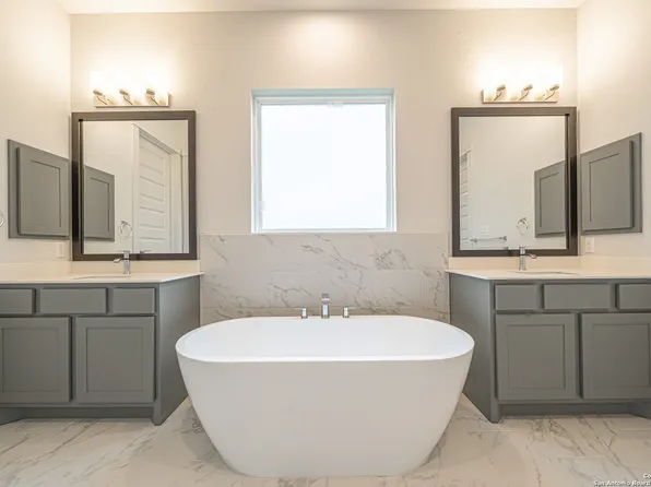 160 Pradera Ridge Drive, Floresville, TX 78114