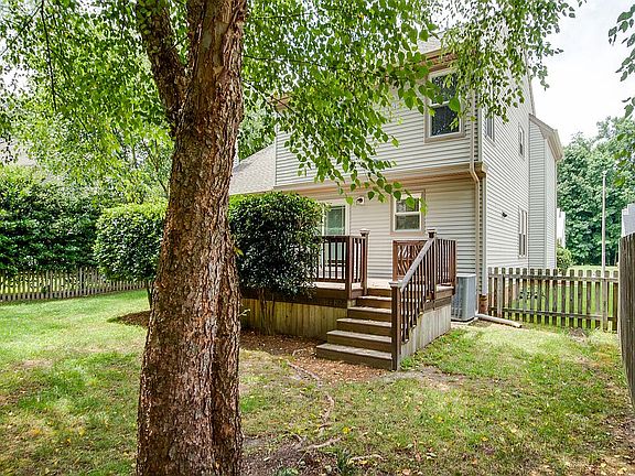 4th image of 812 Water Elm Ct