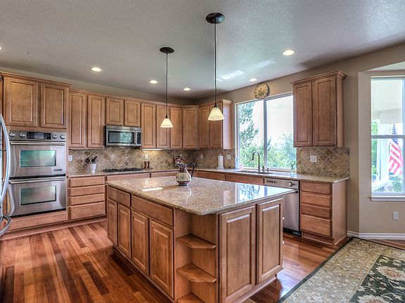 Huge Island in large Kitchen