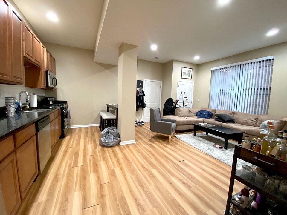 1st image of 3221 N Sheffield Ave #E1