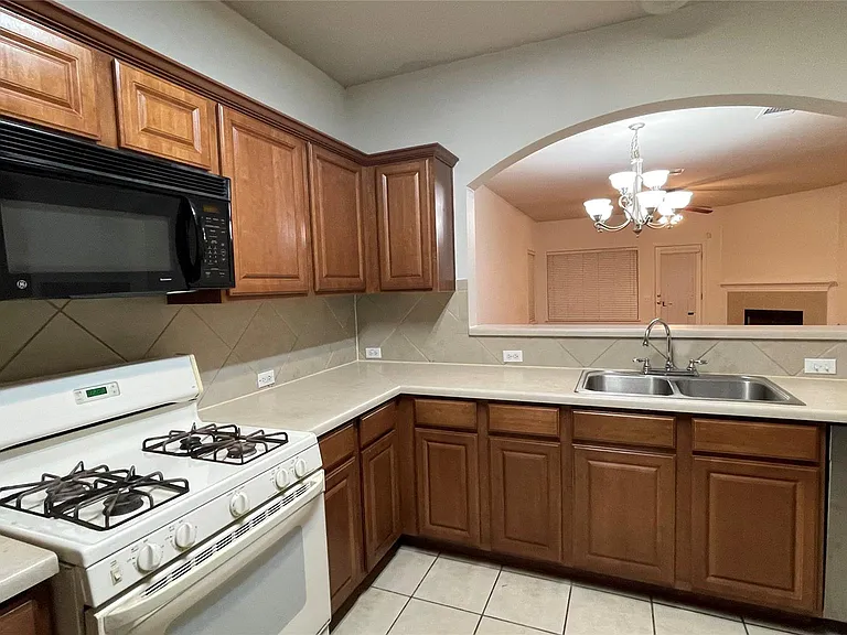 3805 Bronco Bend Loop — Photo 3