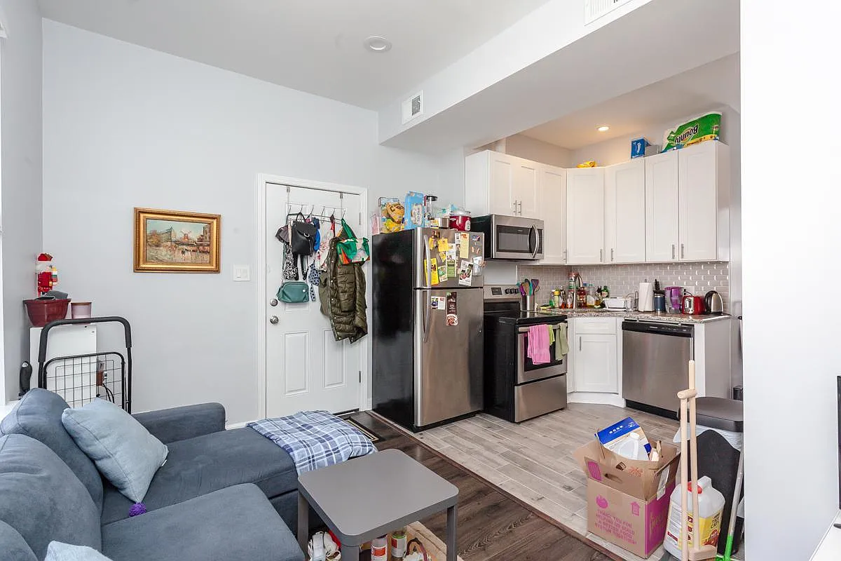 Building Photo - 3225 N Wilton Ave #2R