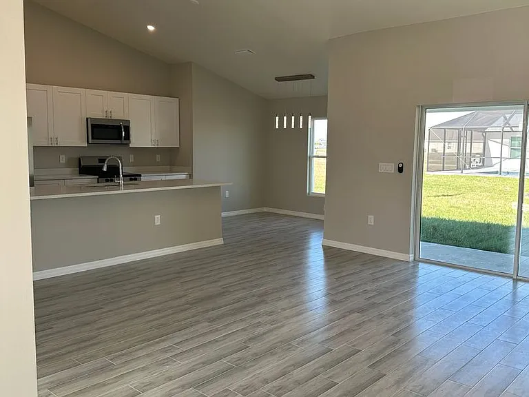 3610 NE 9th Pl — Photo 6