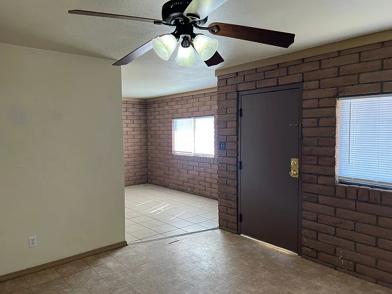 1222 W Date St — Photo 4