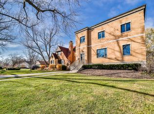 522 Longcommon Rd, Riverside, IL 60546