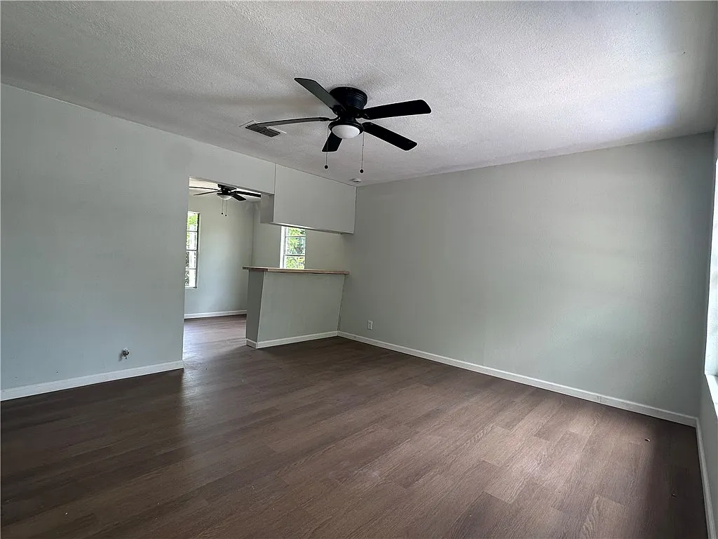 3 bed, 1.0 bath, 1025 sqft, $1,400 — Photo 2