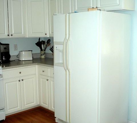 Kitchen Refrig. included