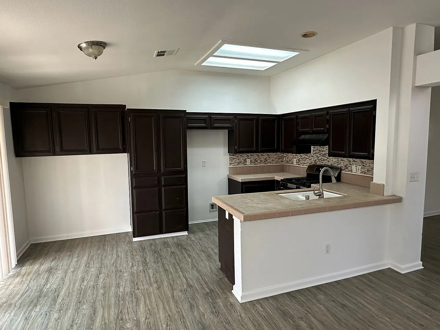 5415 W. Monte Vista Ave. - 3 Bedroom 2 Bathroom - Sw Visalia — Photo 3