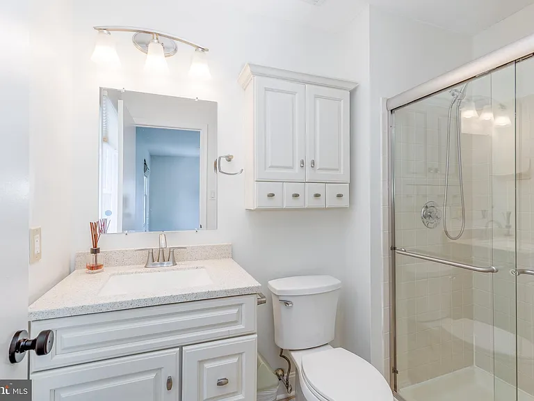 3704 Fenwick Ln — Photo 23