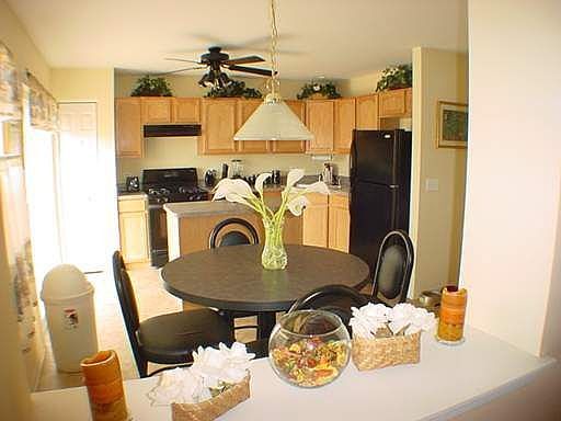 Roomy Kitchen and Breakfast Nook