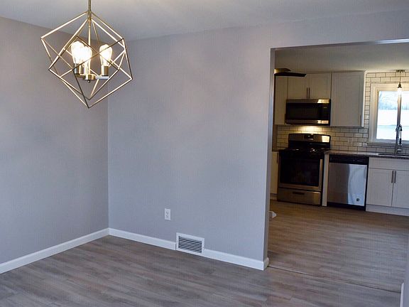 4th image of 44 Eileen Ct