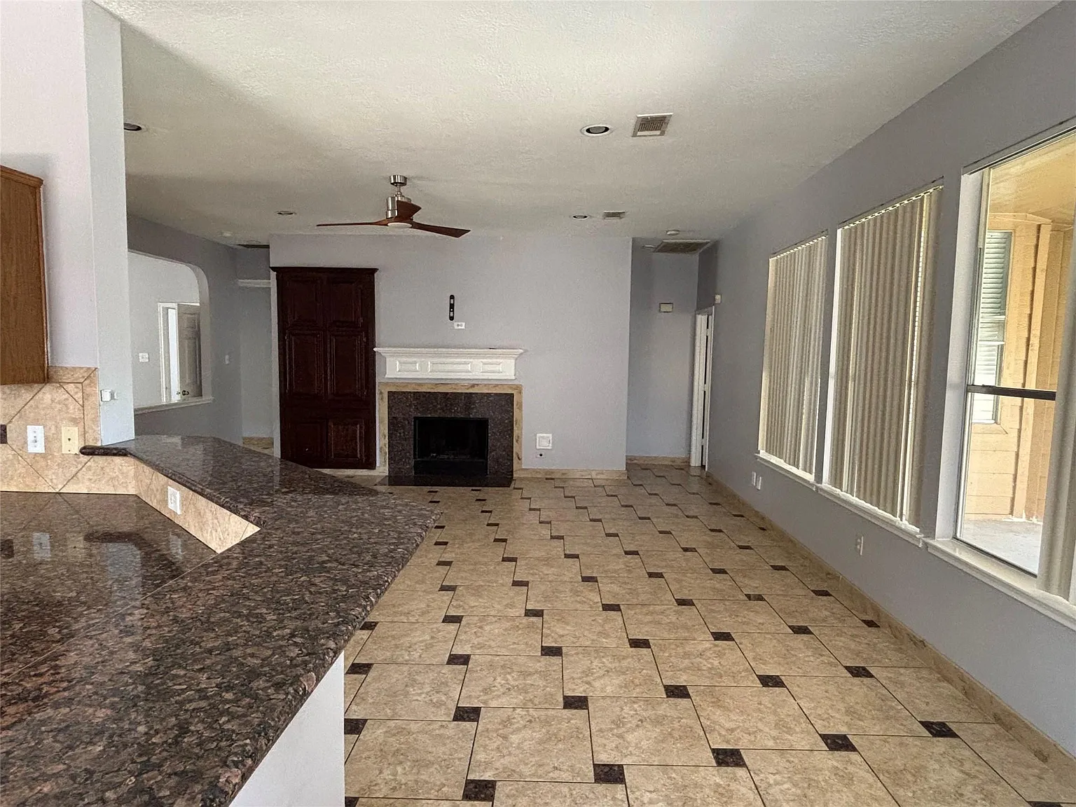 4 bed, 2.0 bath, 2339 sqft, $2,300 — Photo 4