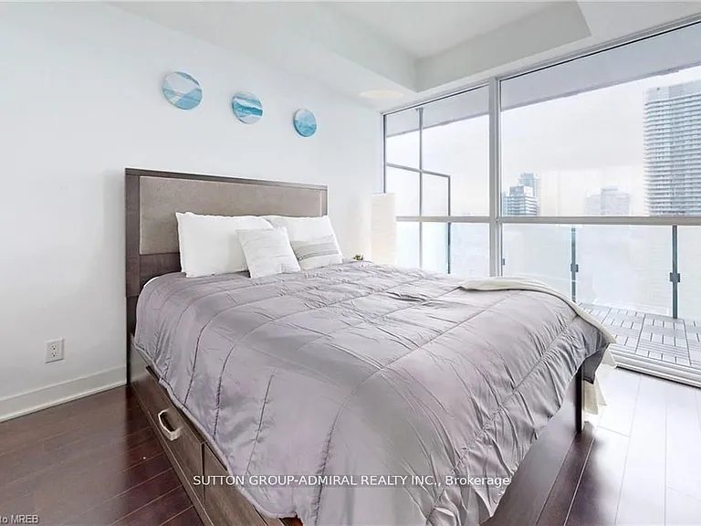 15 Grenville St #3706 — Photo 6