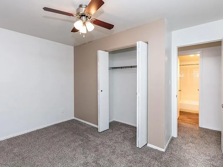Foxhill Apartments — Photo 31