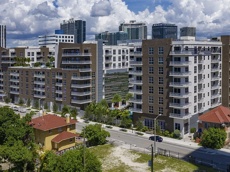 Blu27 at Edgewater — Photo 78