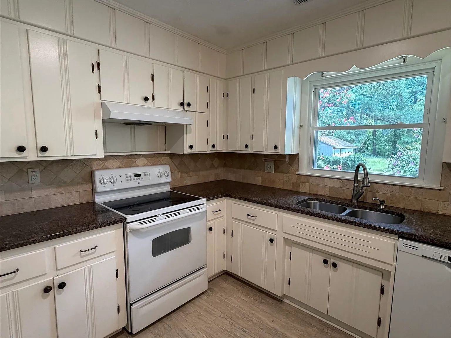 3 bed, 2.0 bath, 2011 sqft, $1,750 — Photo 4