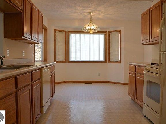 3rd image of 420 Boughey St #9