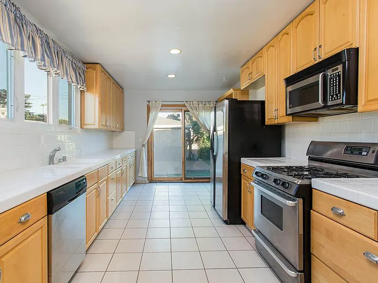 2654 Granville Ave — Photo 7