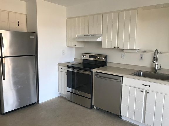 3rd image of 98 Hillcrest Dr APT 3
