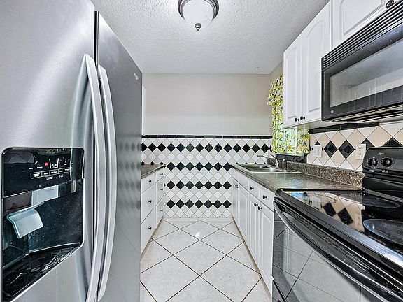 4th image of 733 Hummingbird Way APT 10
