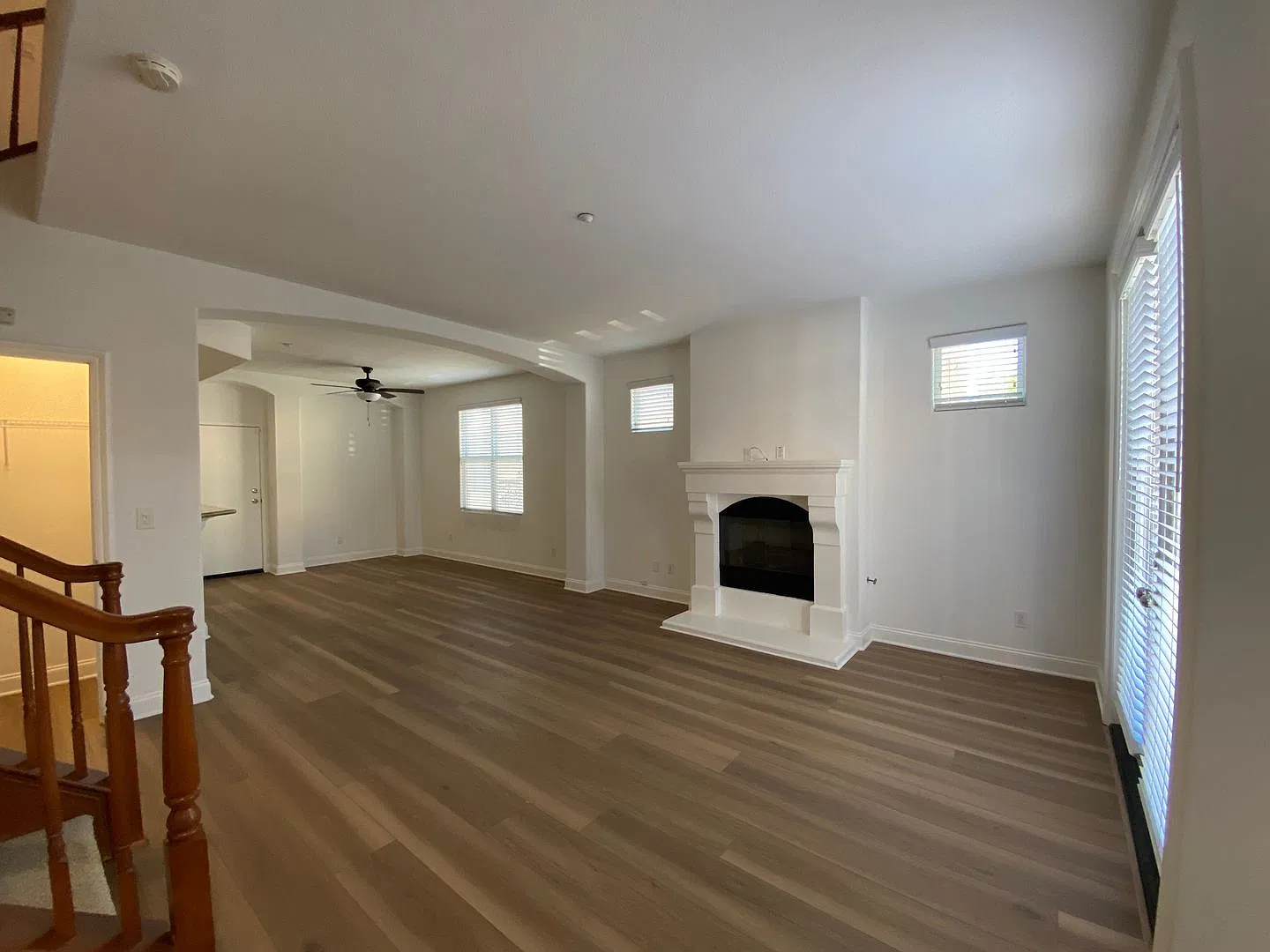 3 Bedroom and 2.5 Bathroom end unit condo with air conditioning — Photo 3