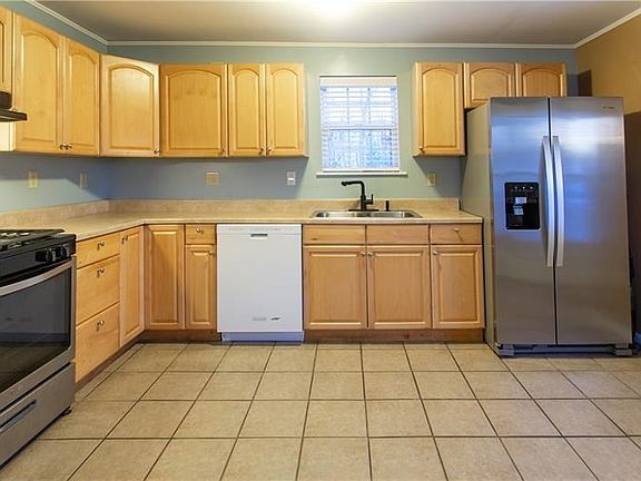 4th image of 323 Lloyd Ave