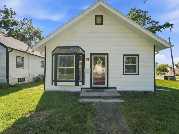 436 1st St, West Des Moines, IA 50265