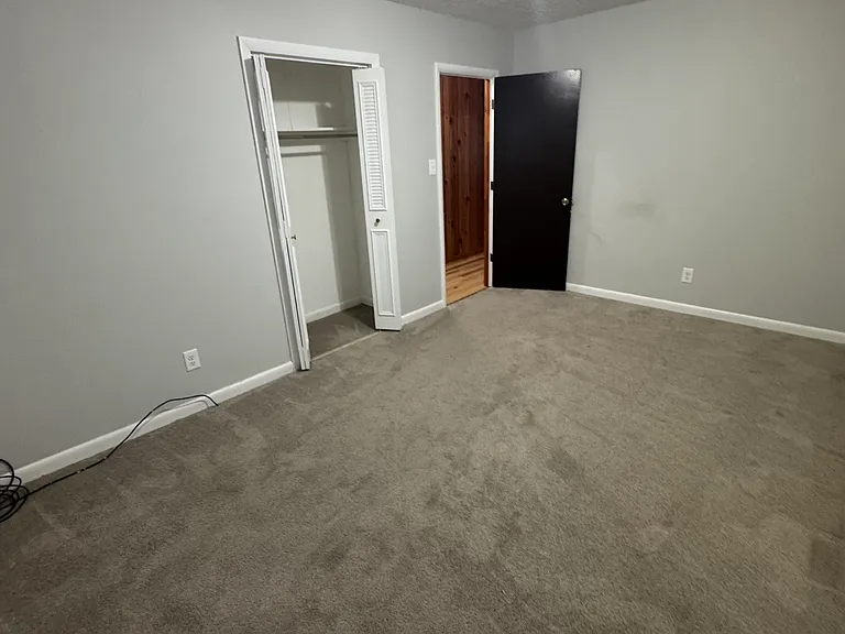 102 Parkview Dr — Photo 2