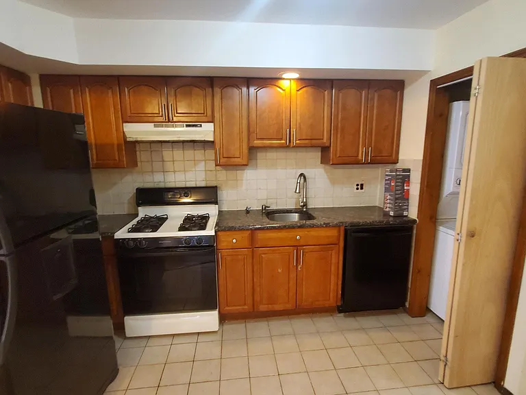 228 Beacon Ave — Photo 5