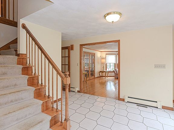 5th image of 120 Laurie Ln