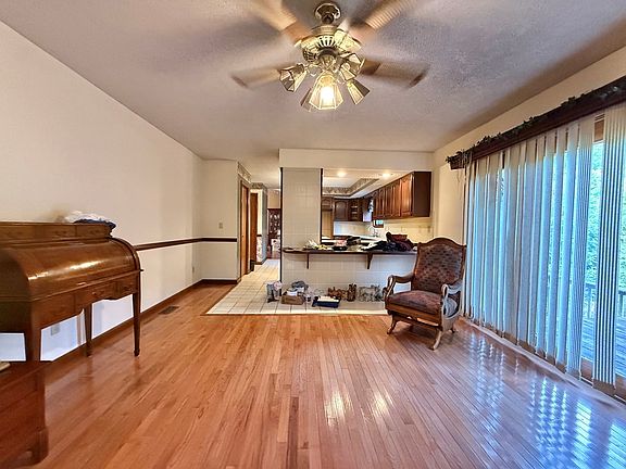 3rd image of 38 Retton Cir