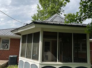 833 E 4th St, Flora, IL 62839