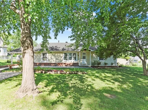 6904 Leona Rd, Pleasant Valley, MO 64068