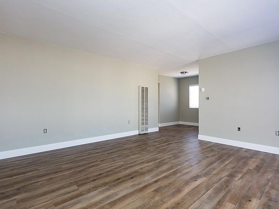 4th image of 330 E Division St