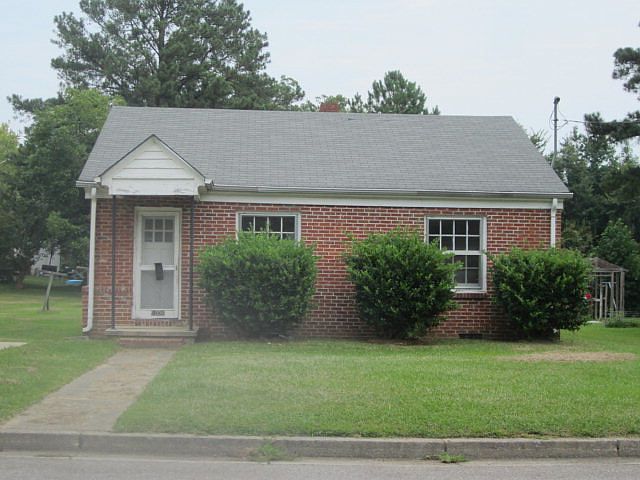 1st image of 1006 College Circle